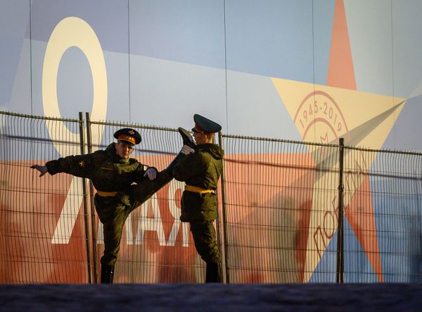 Российские военнослужащие перед ночной репетицией парада на Красной площади в Москве