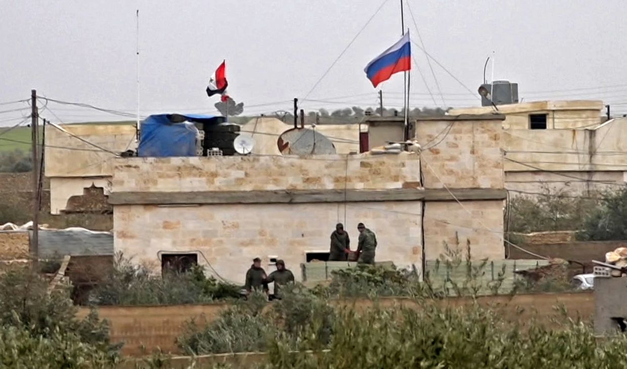 Российский флаг над зданием в районе Аримах к западу от Манбиджа недалеко от турецкой границы
