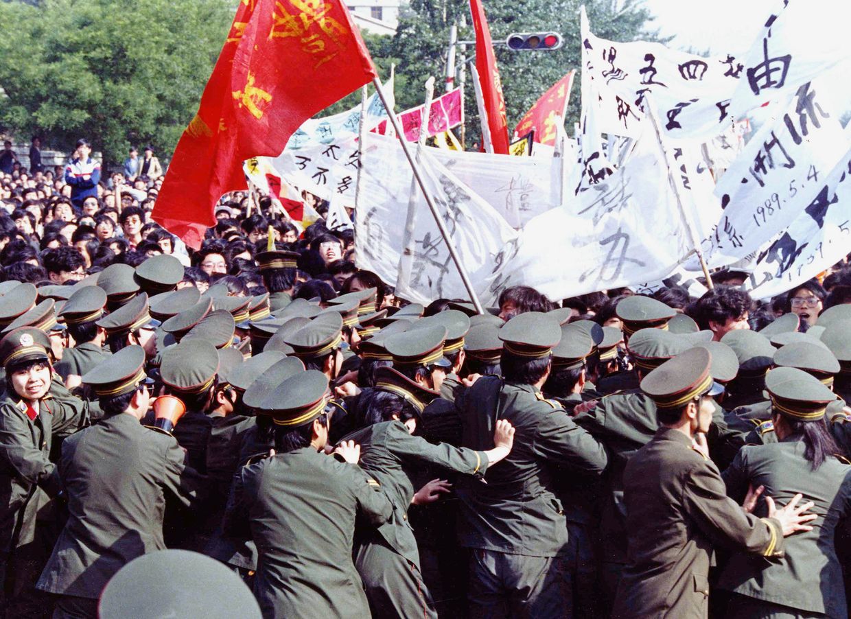 Столкновения протестующих с полицией на площади Тяньаньмэнь в Пекине, КНР