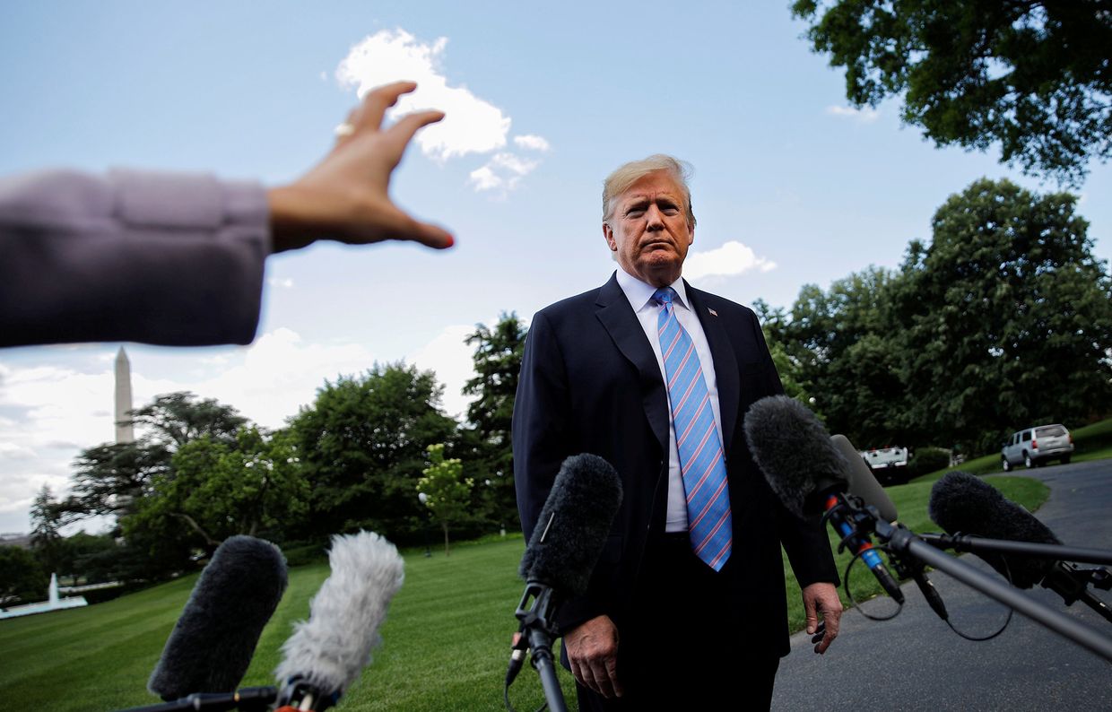 Президент США Дональд Трамп общается с журналистами в Вашингтоне
