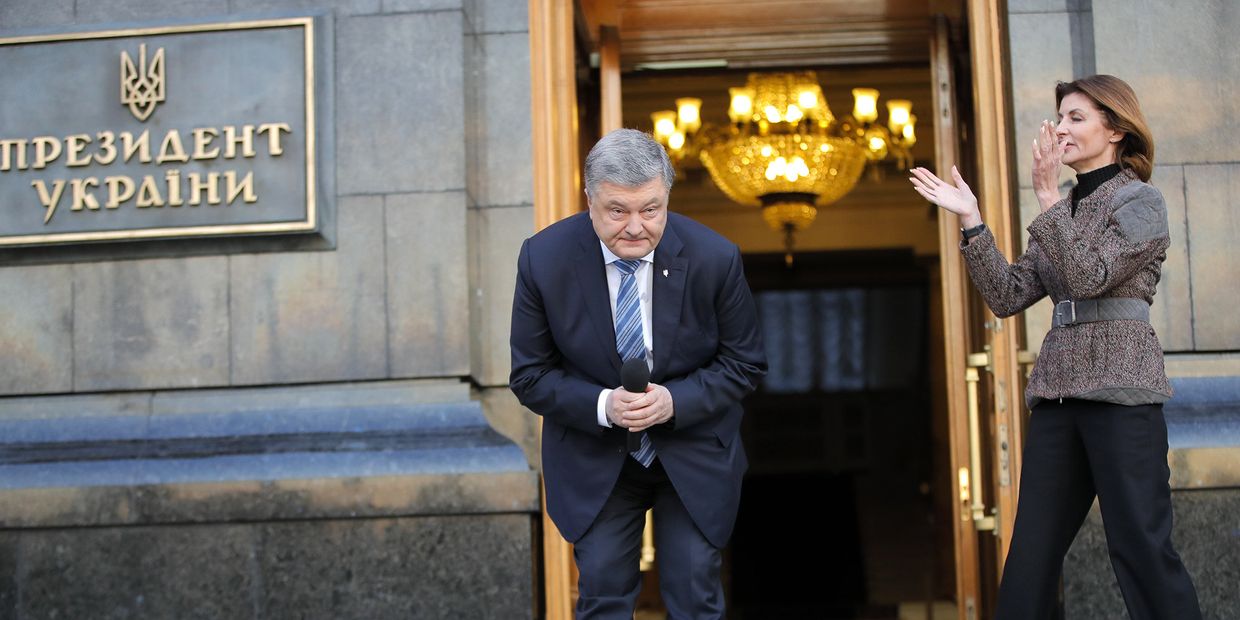 Президент Украины Петр Порошенко и его жена Марина приветствуют своих сторонников в Киеве