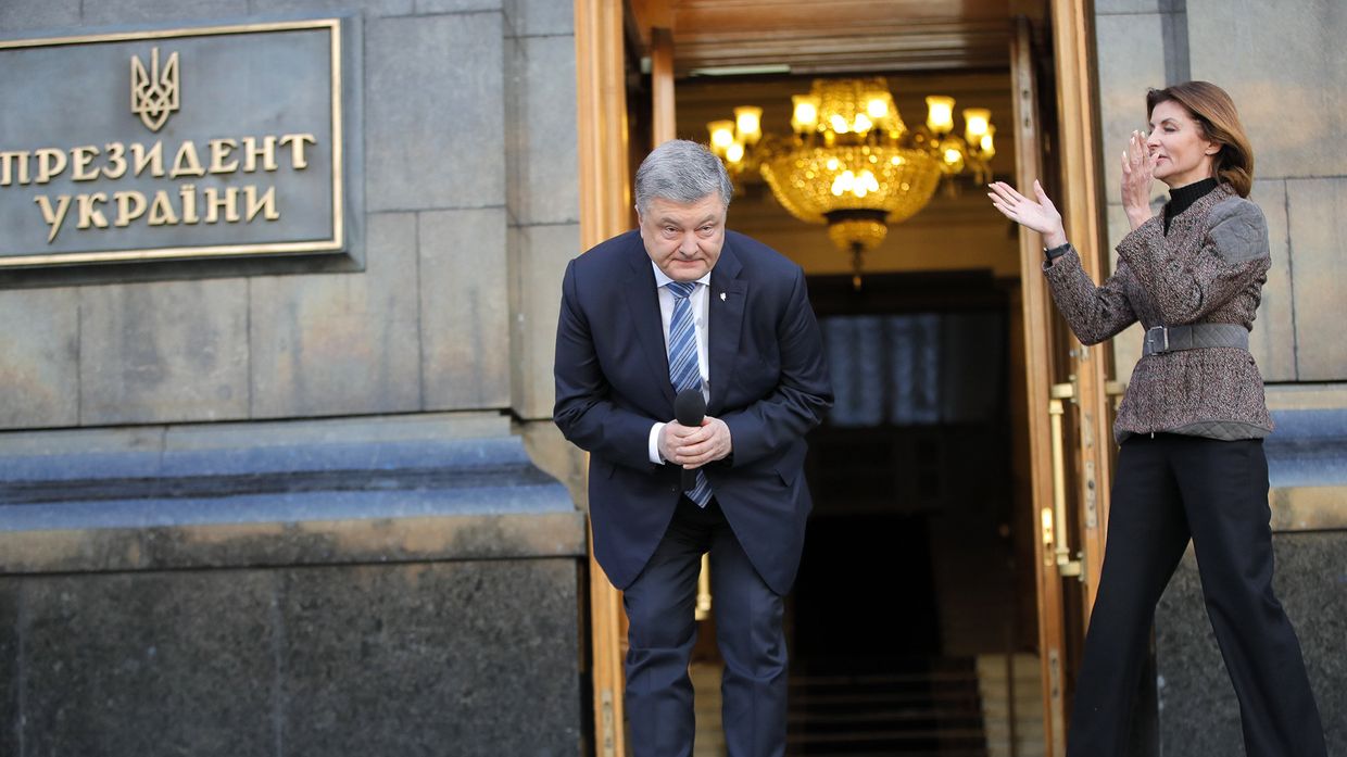 Президент Украины Петр Порошенко и его жена Марина приветствуют своих сторонников в Киеве