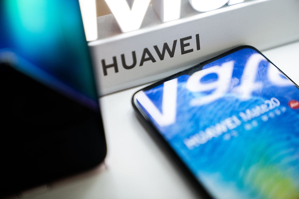 Логотип Huawei в розничном магазине в Пекине