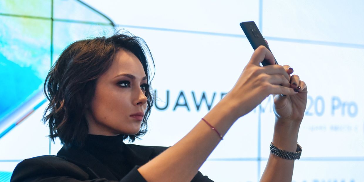 Старт продаж в России флагманских смартфонов Huawei