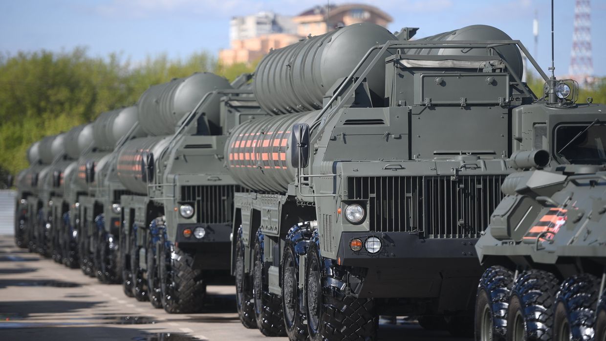 Военная техника перед ночной репетицией парада Победы