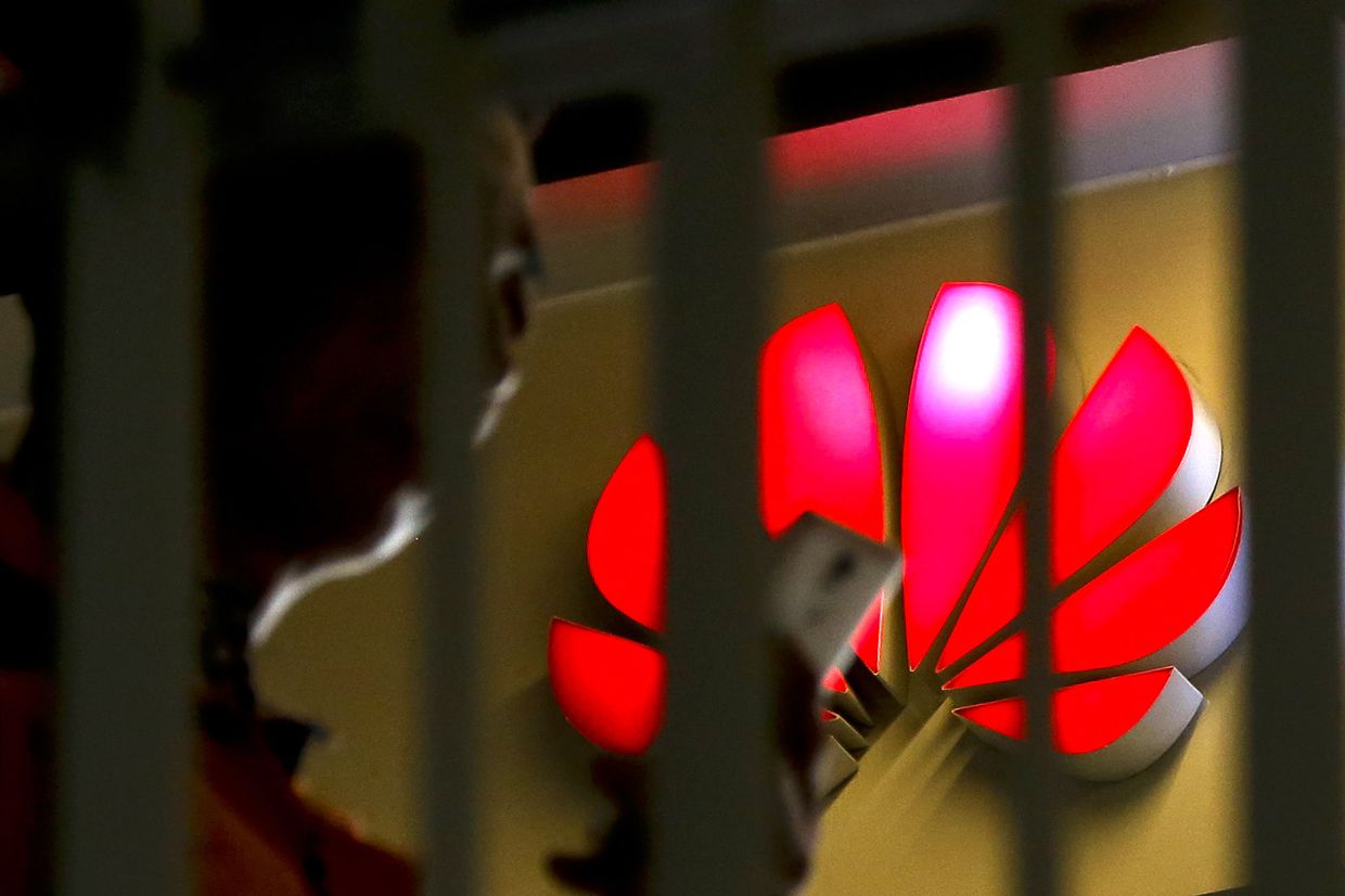 Логотип Huawei на витрине магазина в Пекине