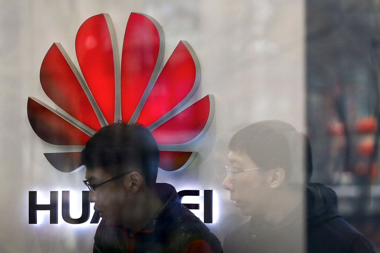 Логотип Huawei на витрине магазина в Пекине