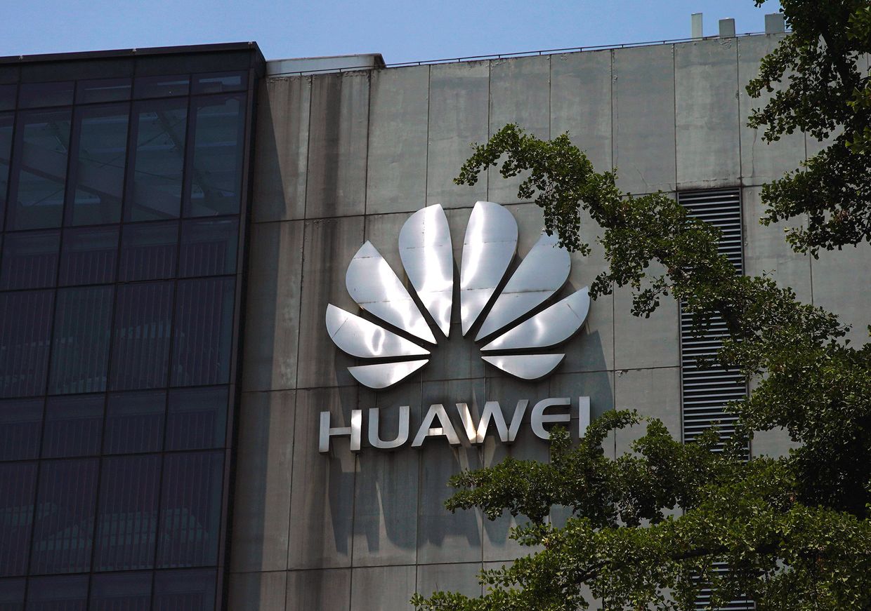 Логотип компании Huawei в Шанхае, Китай Логотип компании Huawei в Шанхае, Китай