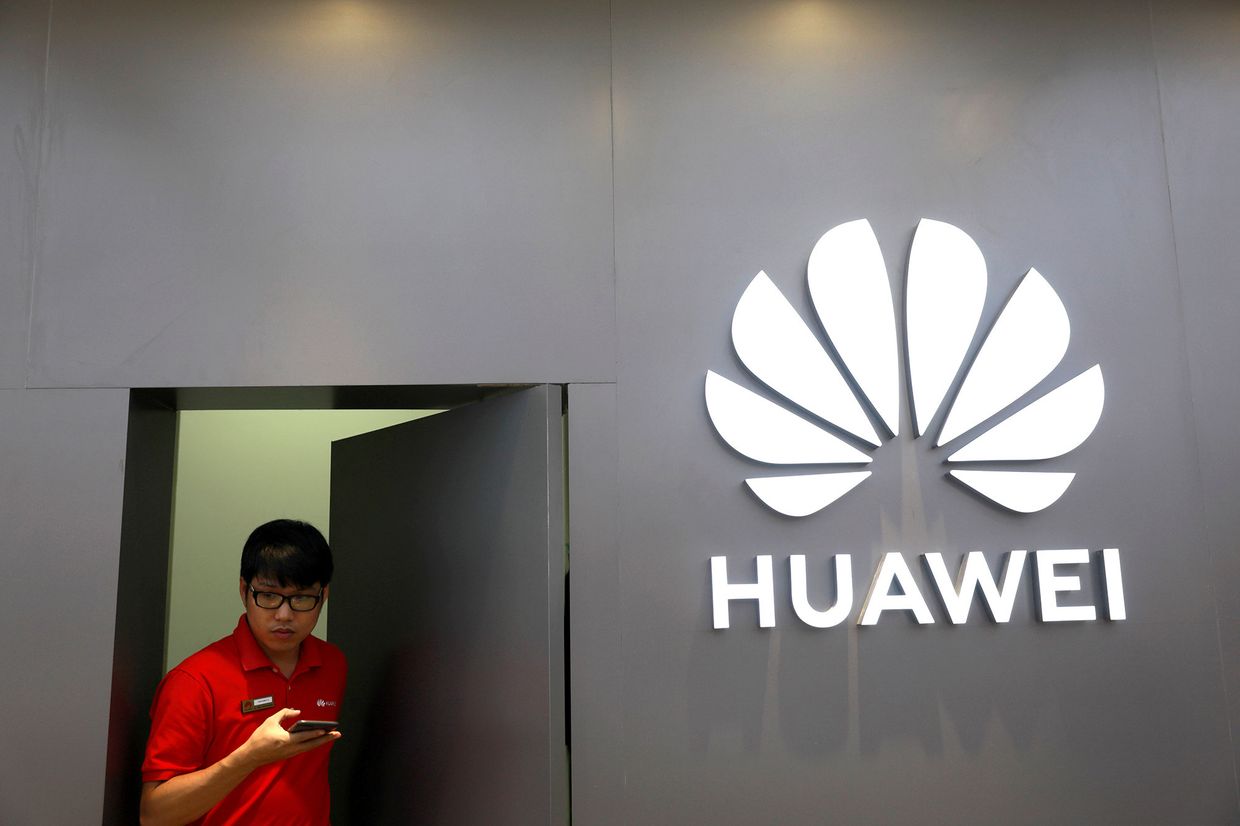 Персонал флагманского магазина Huawei в Бангкоке, Таиланд