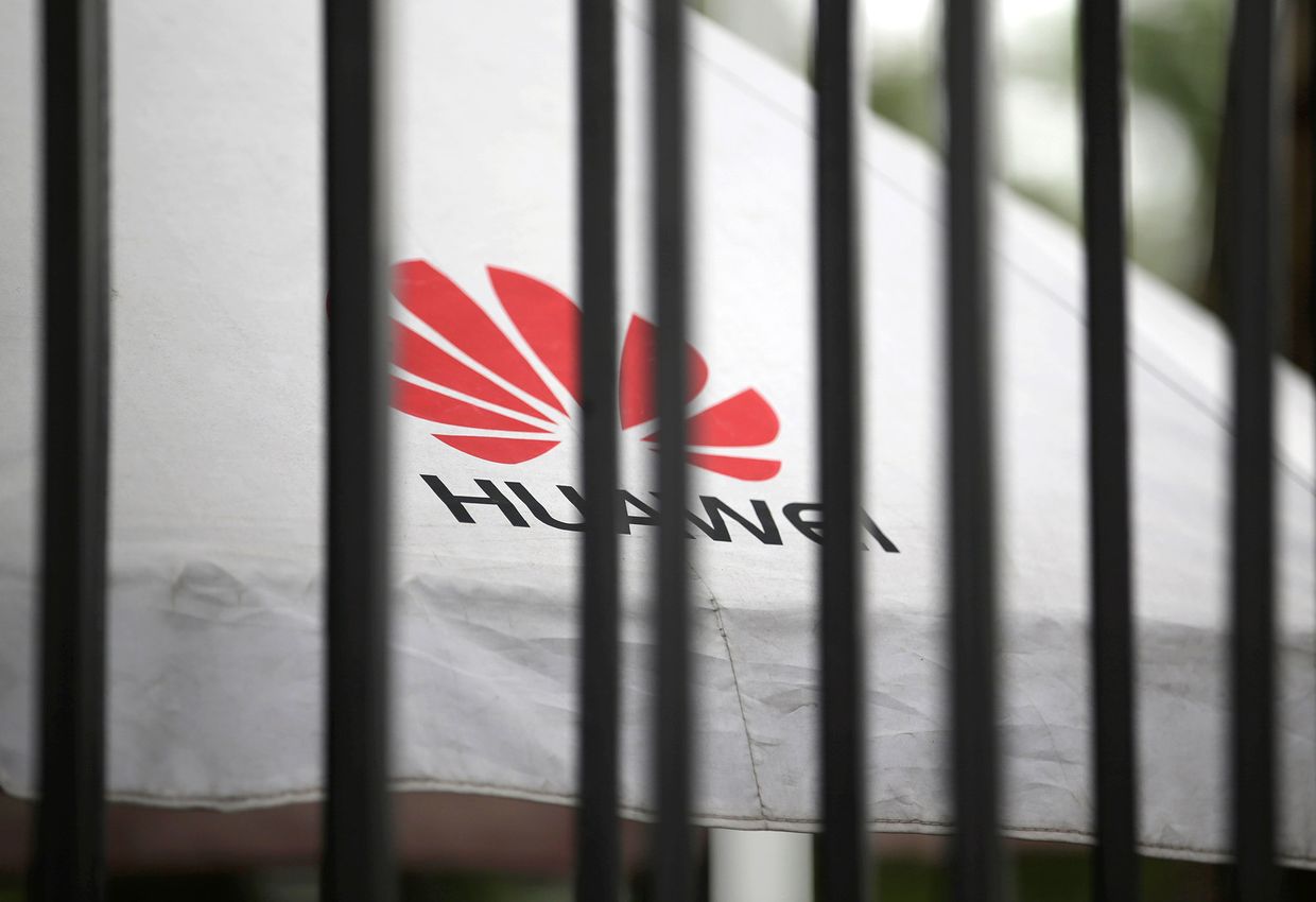 Логотип Huawei в штаб-квартире компании в Шэньчжэне