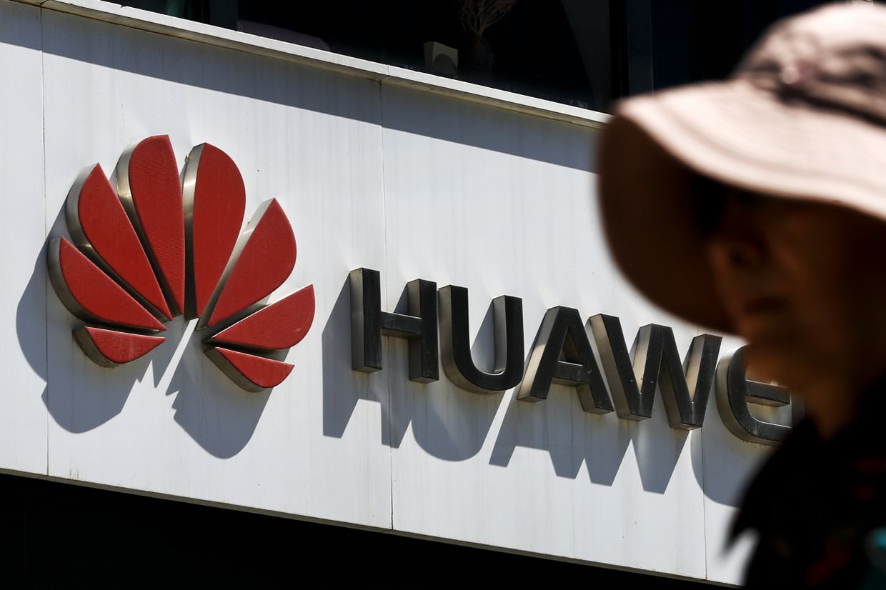 Логотип магазина Huawei в Пекине, Китай
