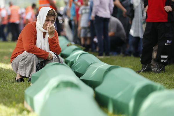 Боснийская мусульманка возле гроба одной из 35 идентифицированных жертв резни 1995 года в Мемориальном центре Потокари близ Сребреницы Боснийская мусульманка возле гроба одной из 35 идентифицированных жертв резни 1995 года в Мемориальном центре Потокари близ Сребреницы