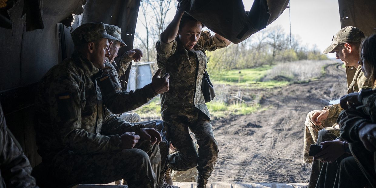 Украинские военнослужащие недалеко от линии фронт в Донецкой области