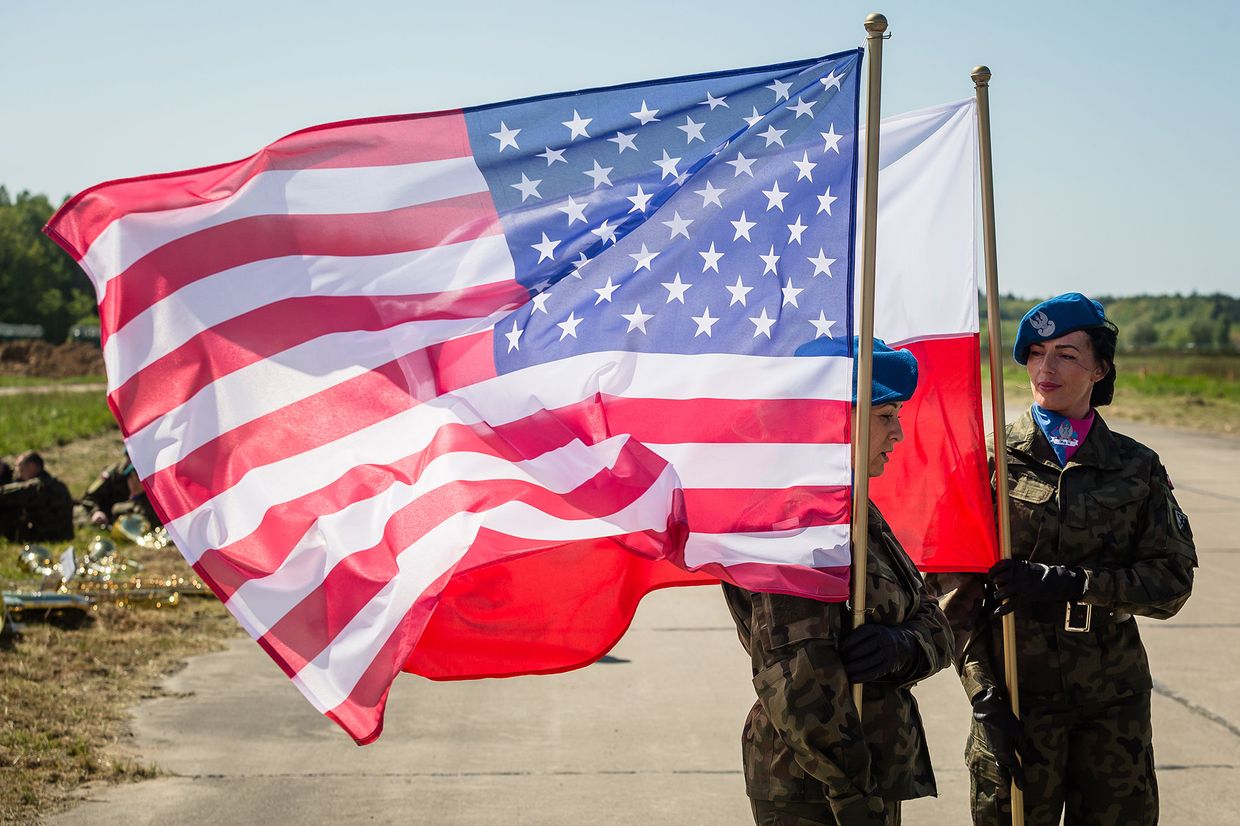 Солдаты почетного караула во время церемонии на военной базе Редзиково в Польше