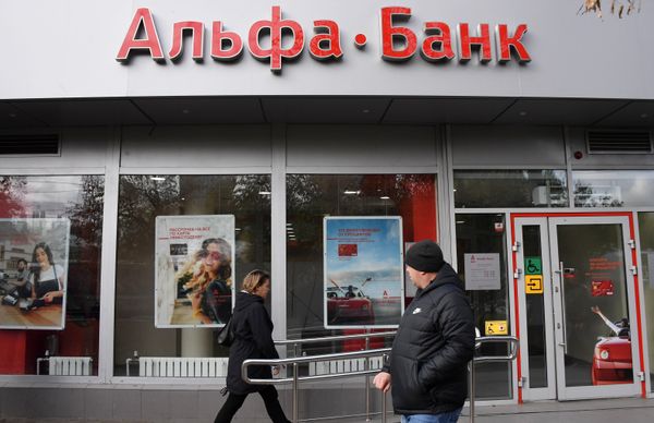 Прохожие у отделения Альфа-банка в Москве Прохожие у отделения Альфа-банка в Москве