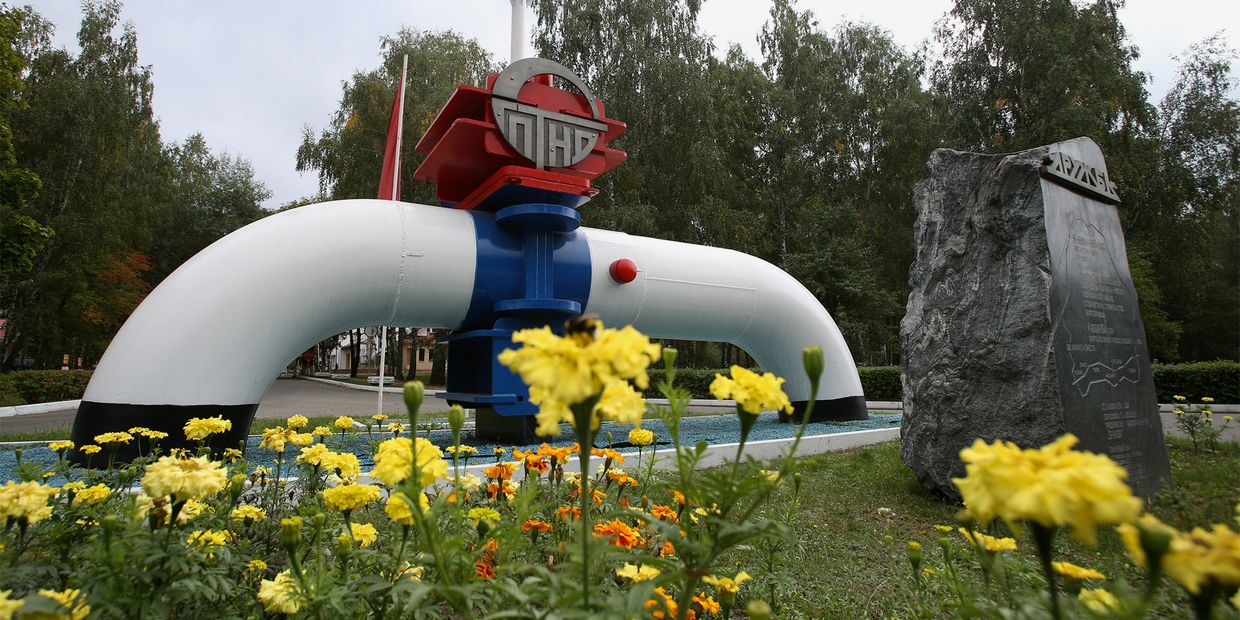 Нефтеперерабатывающий завод и нефтепровод Дружба