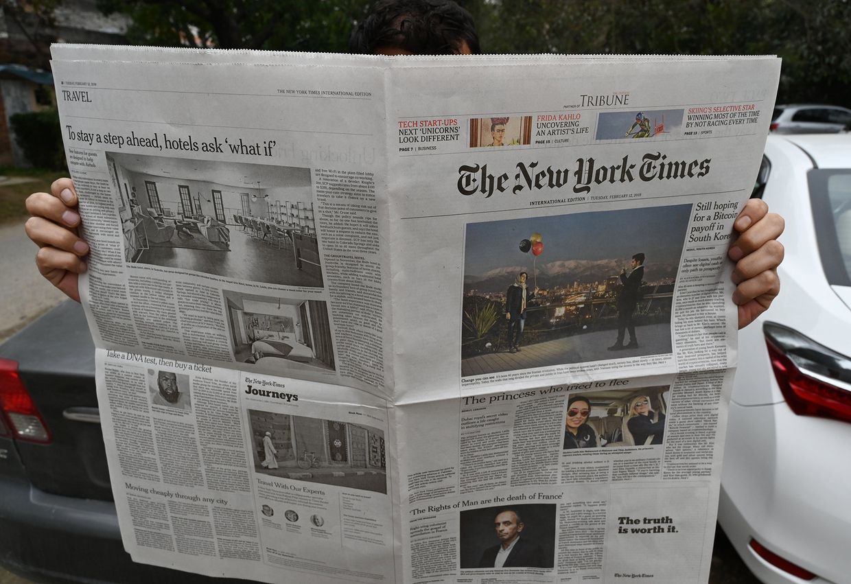Мужчина читает газету The New York Times