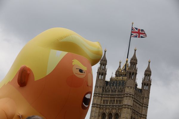 Шар, изображающий президента США Дональда Трампа во время акции протеста в Лондоне, Великобритания