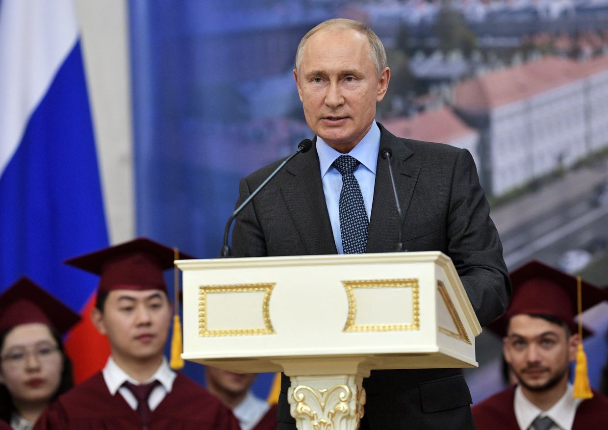 Президент РФ В. Путин принимает участие в Петербургском международном экономическом форуме Президент РФ В. Путин принимает участие в Петербургском международном экономическом форуме