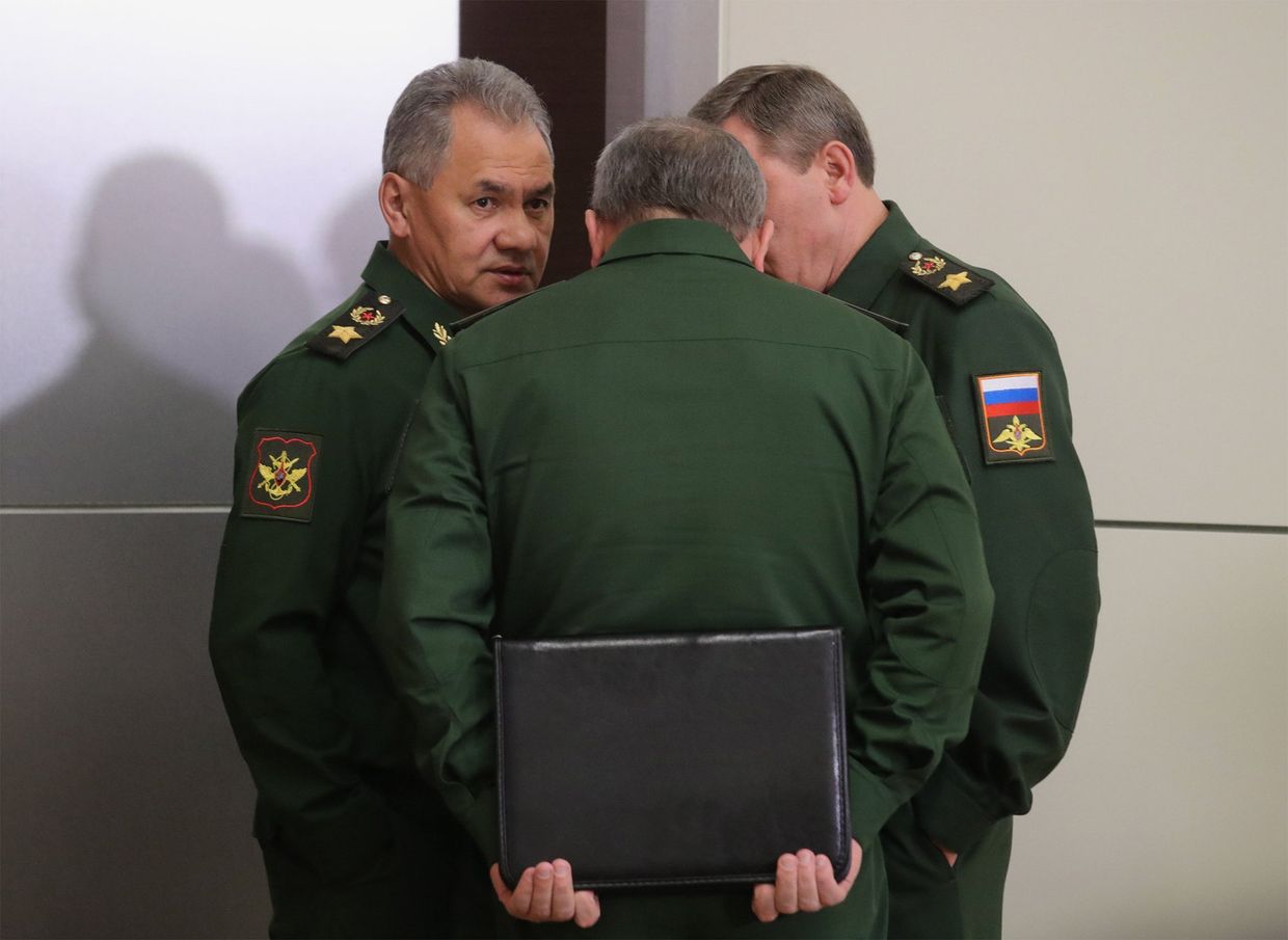 Министр обороны РФ Сергей Шойгу со своими заместителями перед началом совещания Владимира Путина с руководством министерства обороны РФ и представителями ВПК. 21 ноября 2017