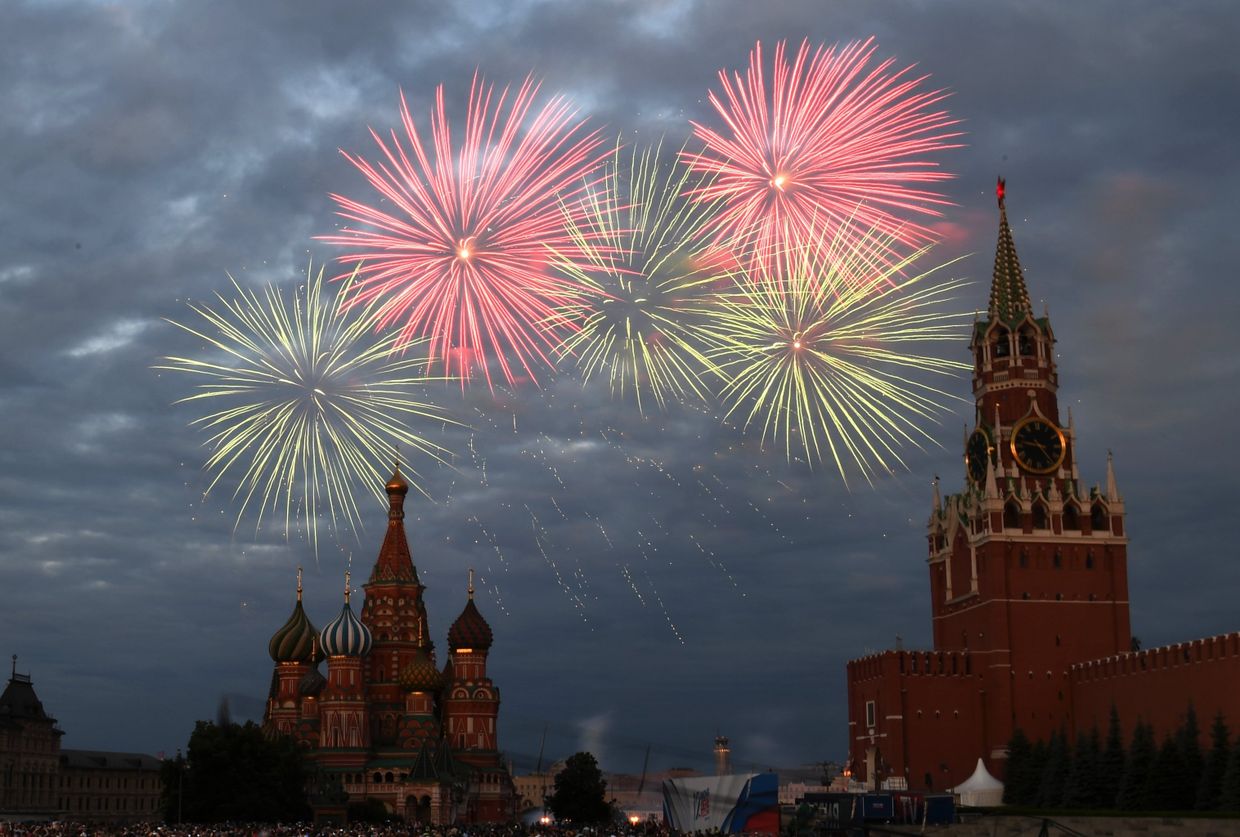 Праздничный салют в честь Дня России