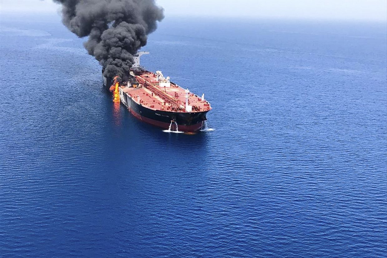 Нефтяной танкер горит в Оманском заливе