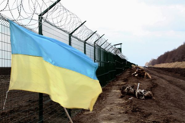 Украинский флаг на границе с Россией