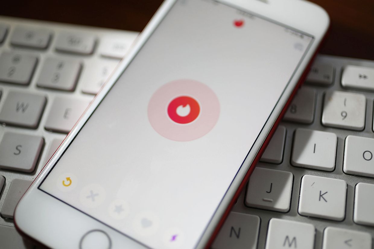 Приложение Tinder на экране смартфона