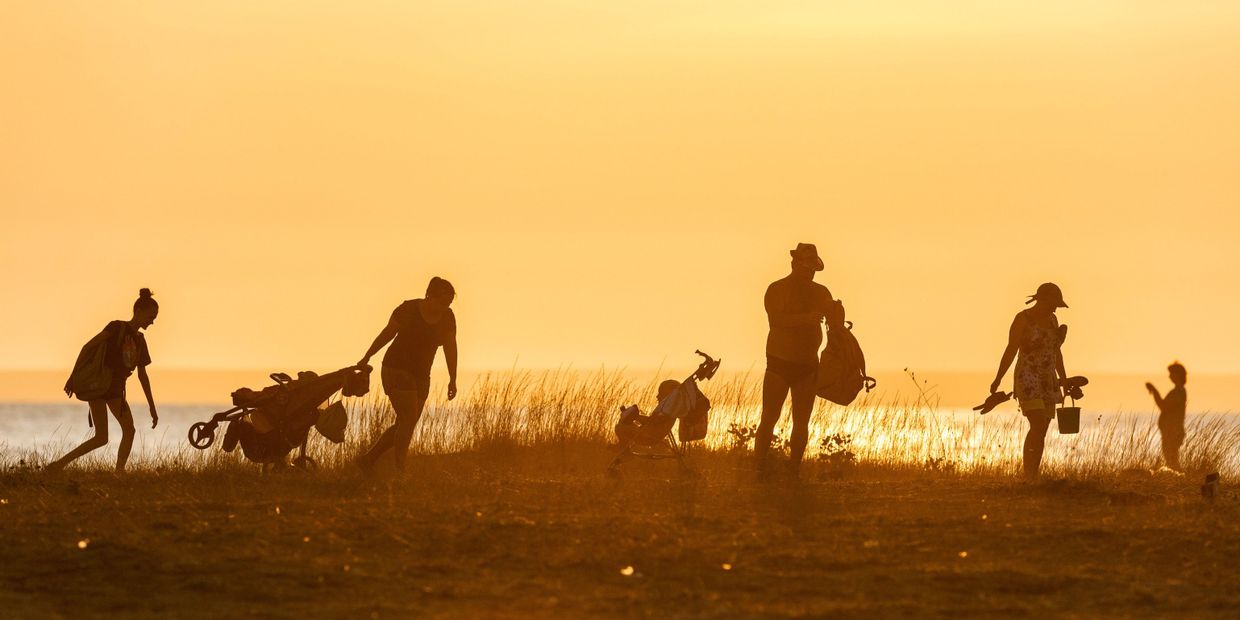 Отдыхающие на пляже Отдыхающие на пляже