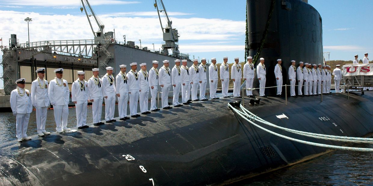 Экипаж на палубе подводной лодки ВМС США USS Hawaii на базе в Гротоне, штат Коннектикут Экипаж на палубе подводной лодки ВМС США USS Hawaii на базе в Гротоне, штат Коннектикут