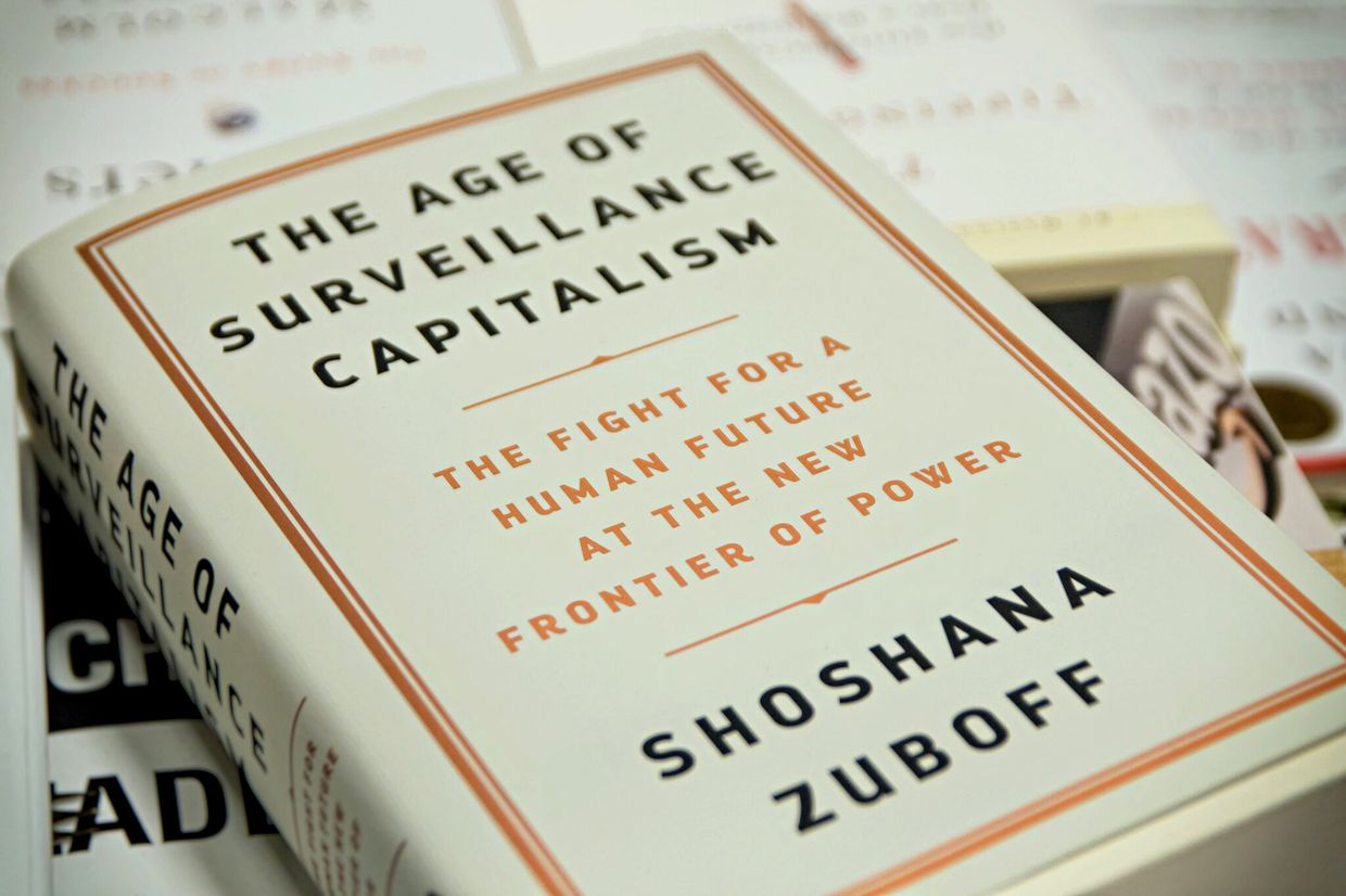 Книга американского экономиста Шошанны Зубофф The Age of Surveillance Книга американского экономиста Шошанны Зубофф The Age of Surveillance