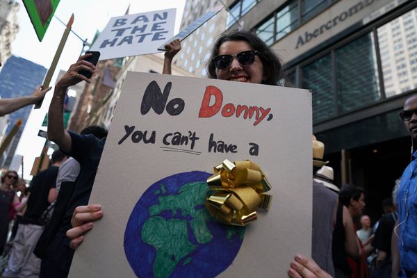 Акция протеста в день рождения Дональда Трампа в Нью-Йорке