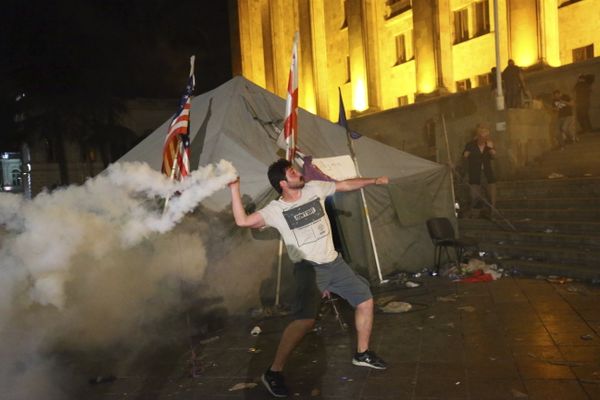Участники акции протеста у здания парламента Грузии в Тбилиси