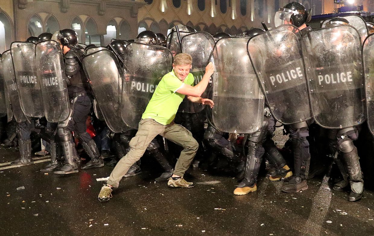 Участники акции протеста у здания парламента Грузии в Тбилиси Участники акции протеста у здания парламента Грузии в Тбилиси