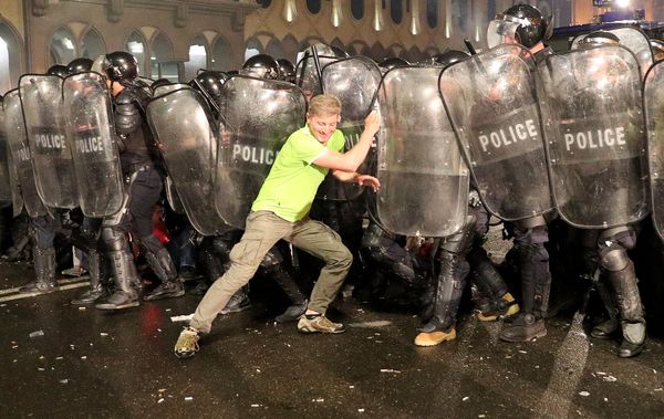 Участники акции протеста у здания парламента Грузии в Тбилиси