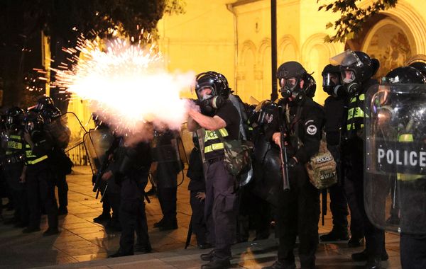 Полиция разгоняет участников акции протеста у здания парламента Грузии в Тбилиси
