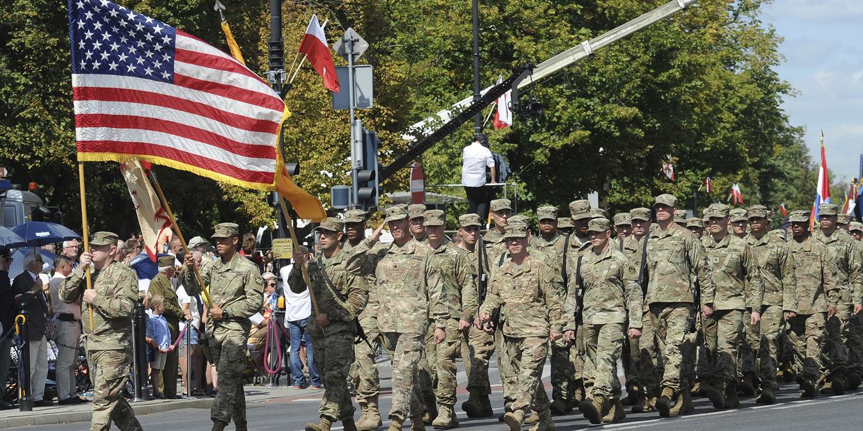 Солдаты армии США марширует во время ежегодного военного парада в честь Дня польской армии в Варшаве