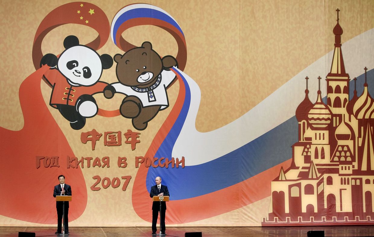 Президент России Владимир Путин и китайский лидер Ху Цзиньтао на церемонии открытия года Китая в России в Москве