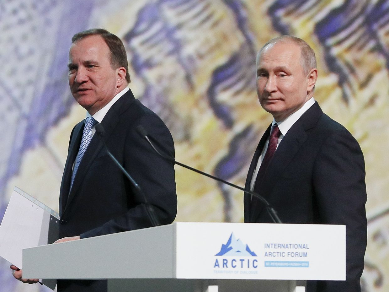 Премьер-министр Швеции Стефан Лёвен и президент России Владимир Путин на Арктическом форуме в Санкт-Петербурге