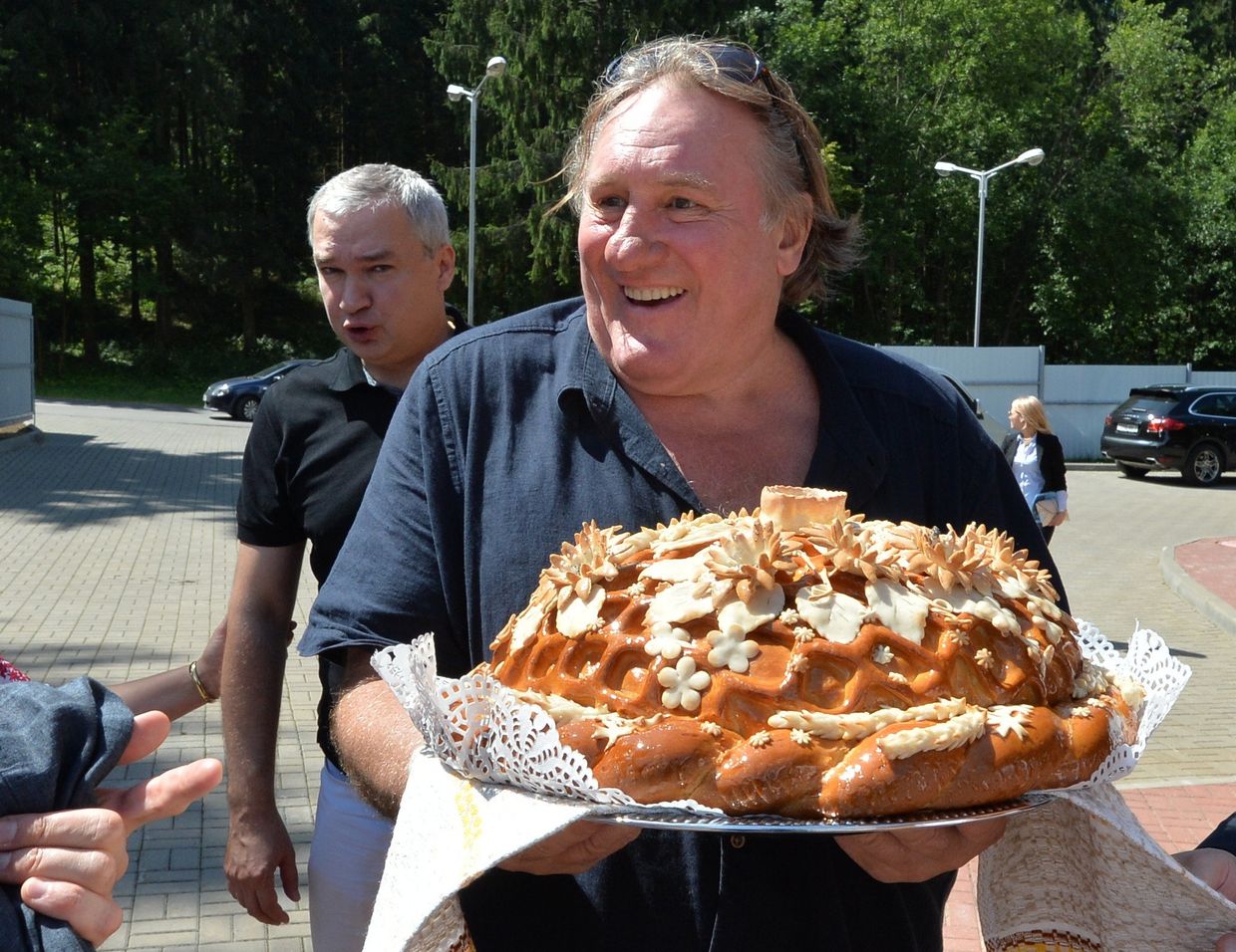 Актер Жерар Депардье с караваем