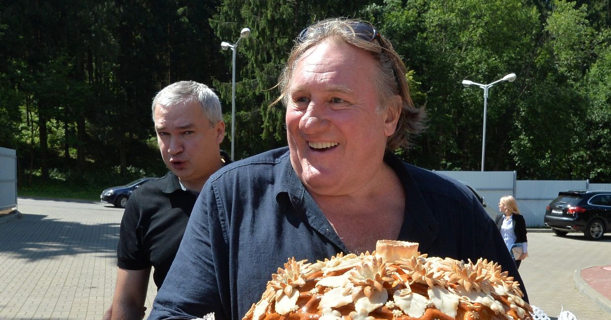 Актер Жерар Депардье с караваем