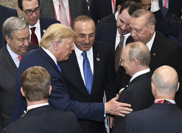Президент США Дональд Трамп беседует с президентом России Владимиром Путиным во время заключительного заседания саммита лидеров G20 в Осаке, Япония