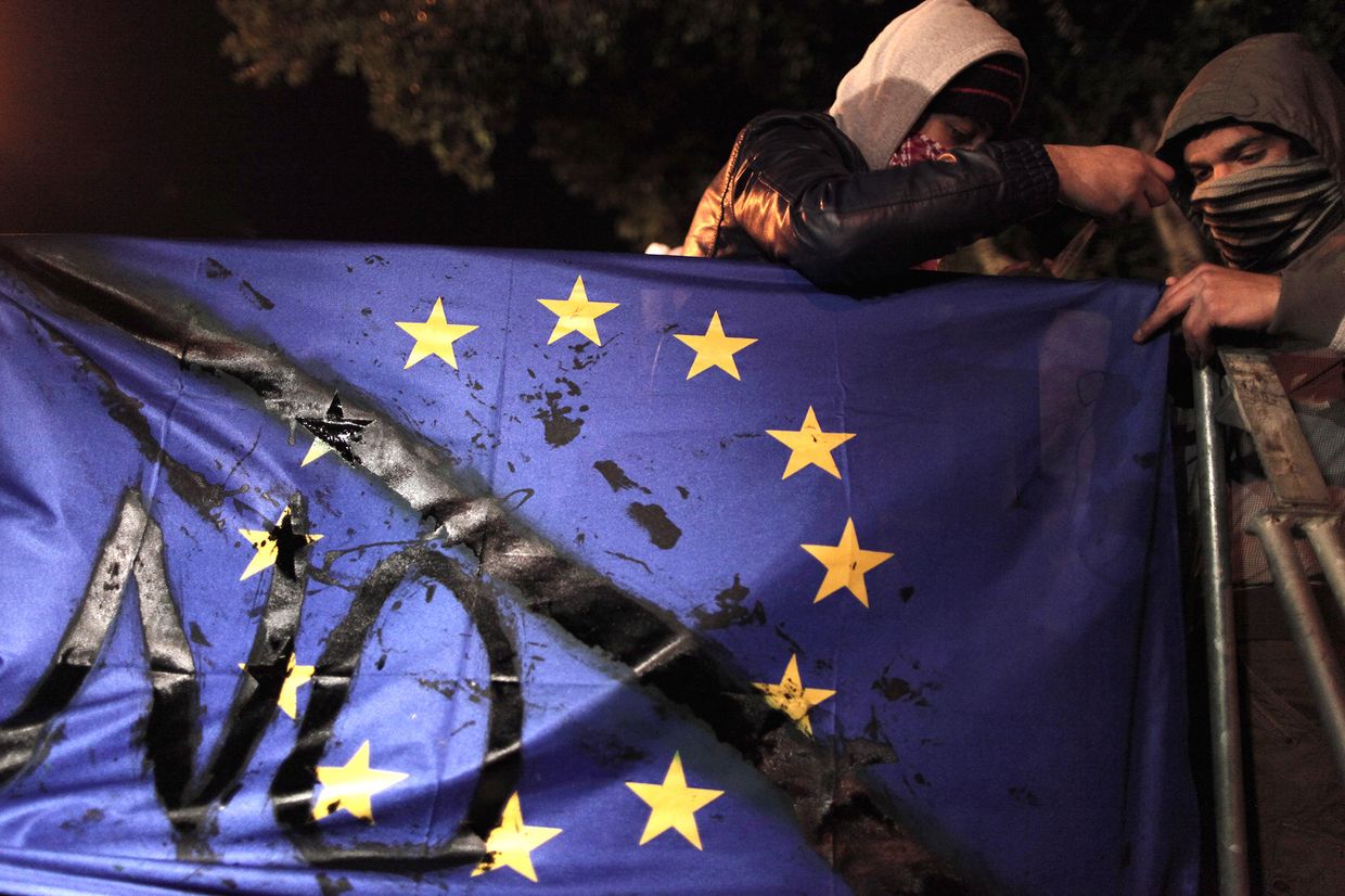 Протестующие во время акции протеста у здания кипрского парламента