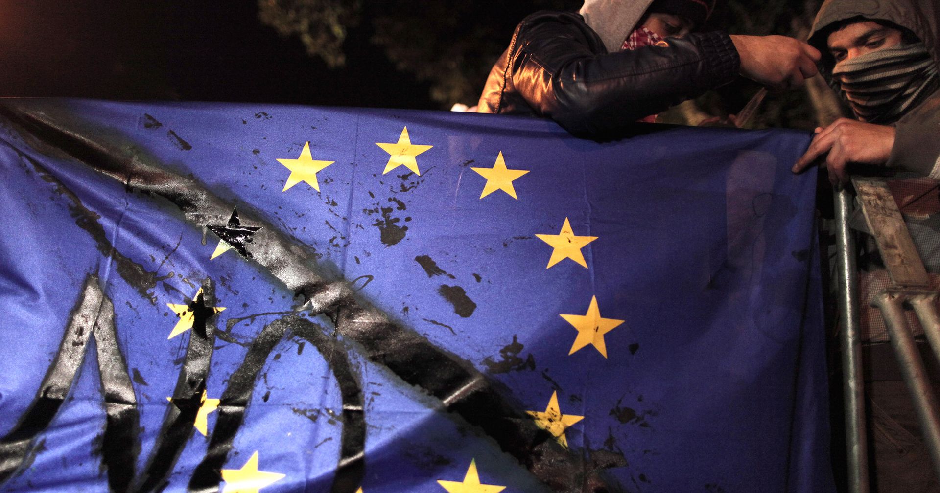 Протестующие во время акции протеста у здания кипрского парламента - ИноСМИ, 1920, 24.09.2020