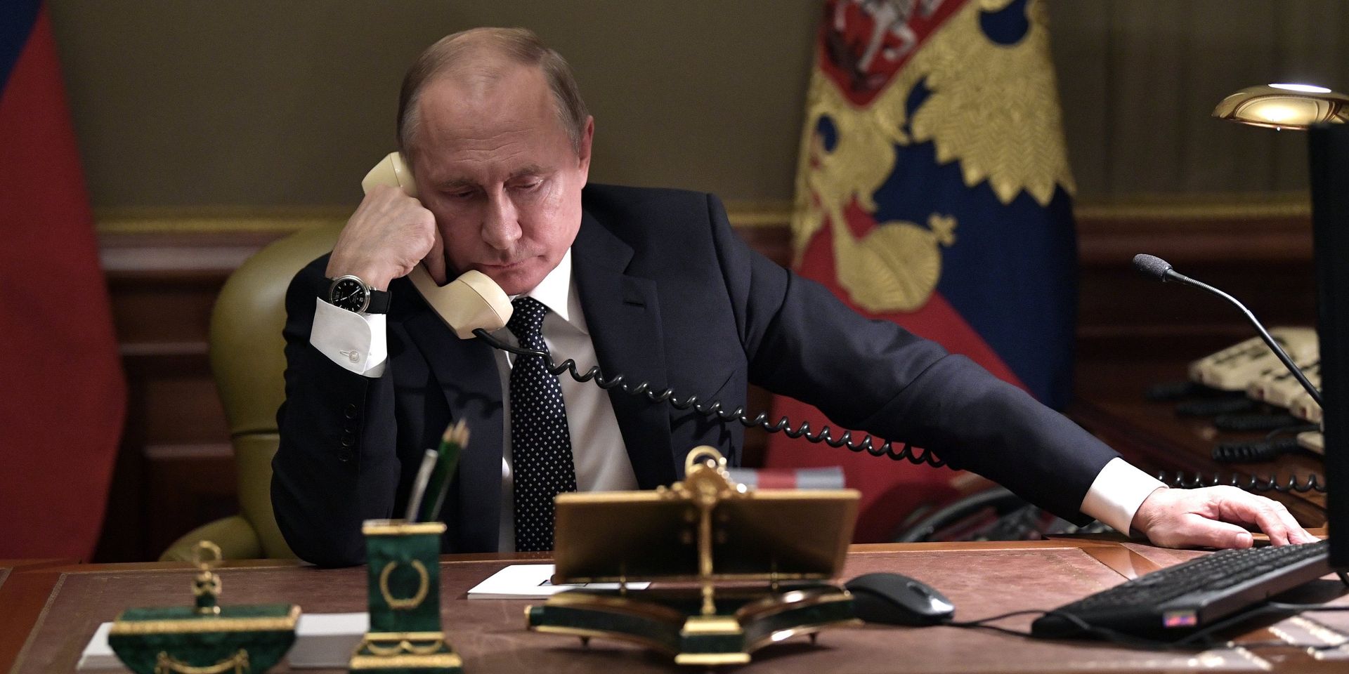 Президент РФ Владимир Путин во время телефонного разговора Президент РФ Владимир Путин во время телефонного разговора - ИноСМИ, 1920, 26.10.2021