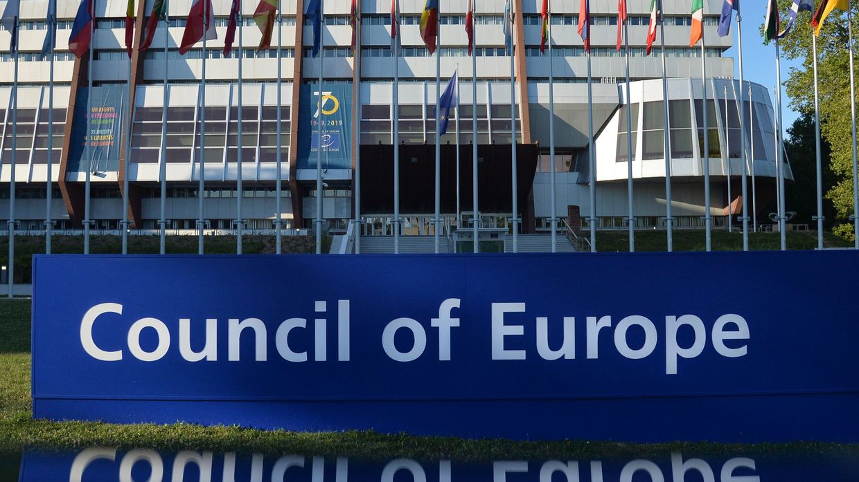 Флаги возле Дворца Европы в Страсбурге