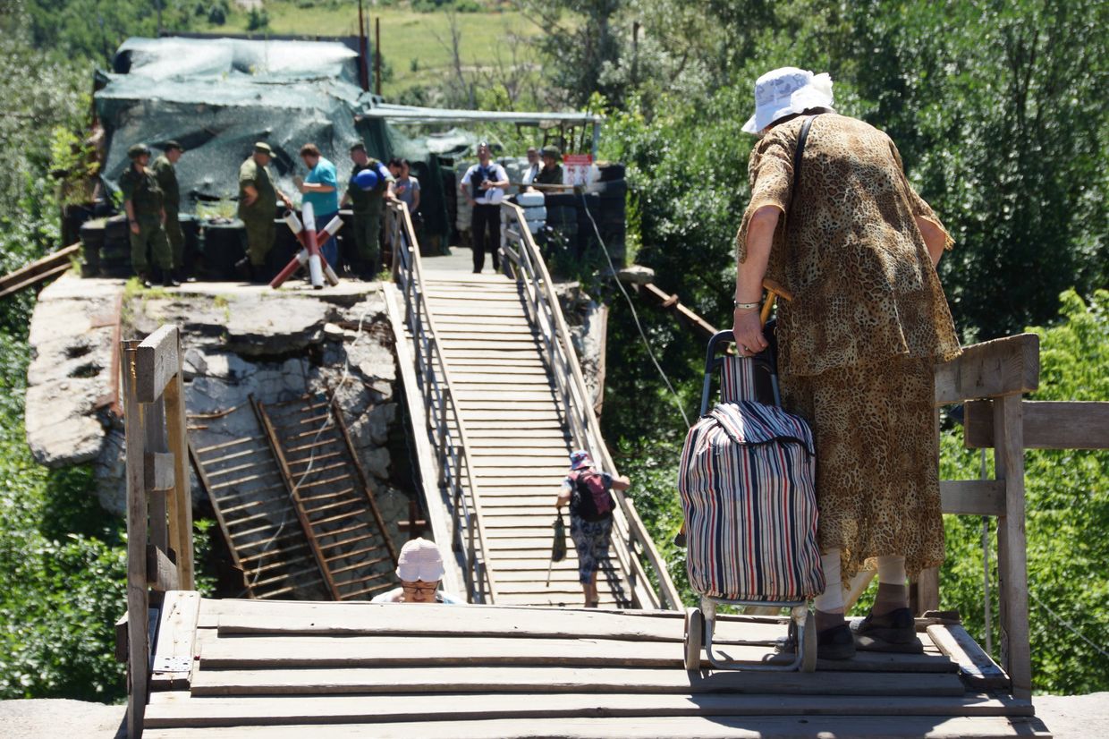 У КПВВ Станица Луганская состоялся первый этап отвода украинских подразделений