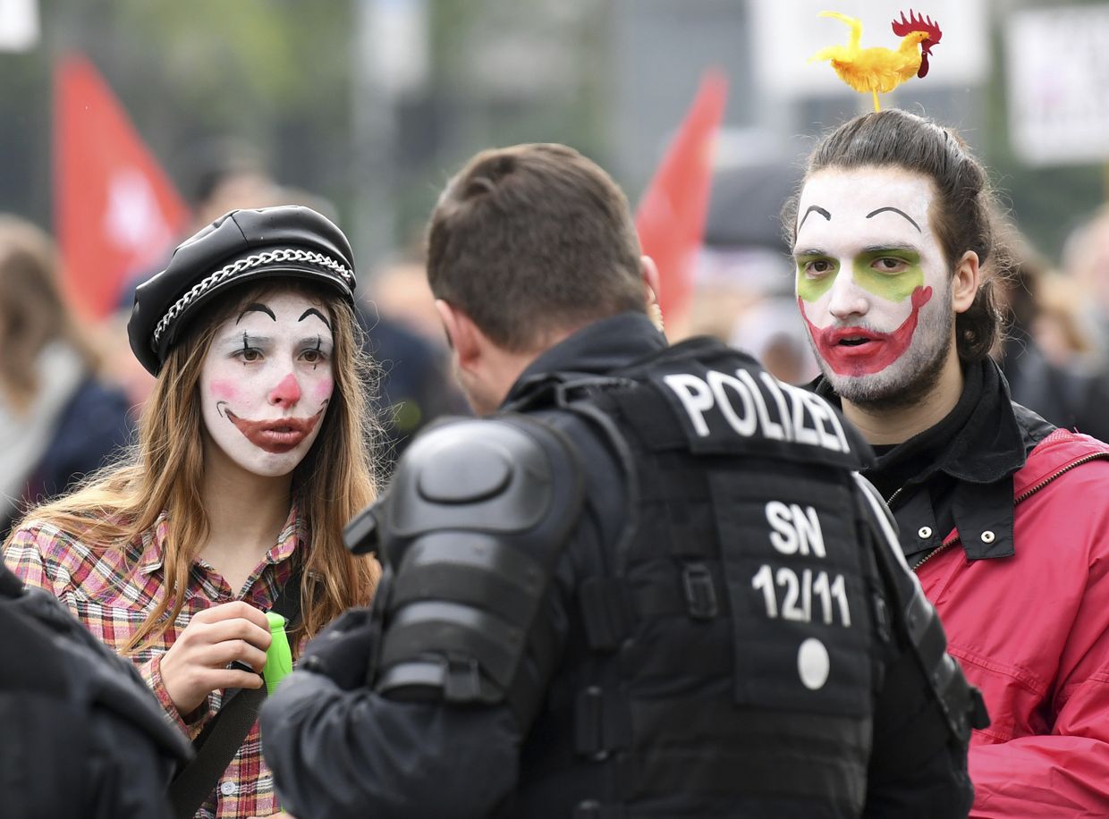 Участники акции протеста против расизма в Хемнице, Германия, разговаривают с полицейским Участники акции протеста против расизма в Хемнице, Германия, разговаривают с полицейским