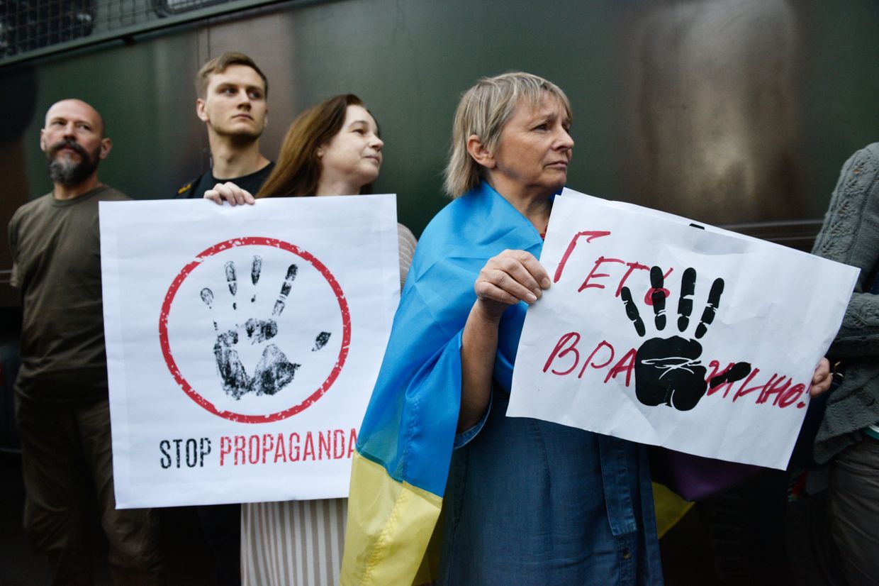 Акция националистов в Киеве против телемоста Россия-Украина