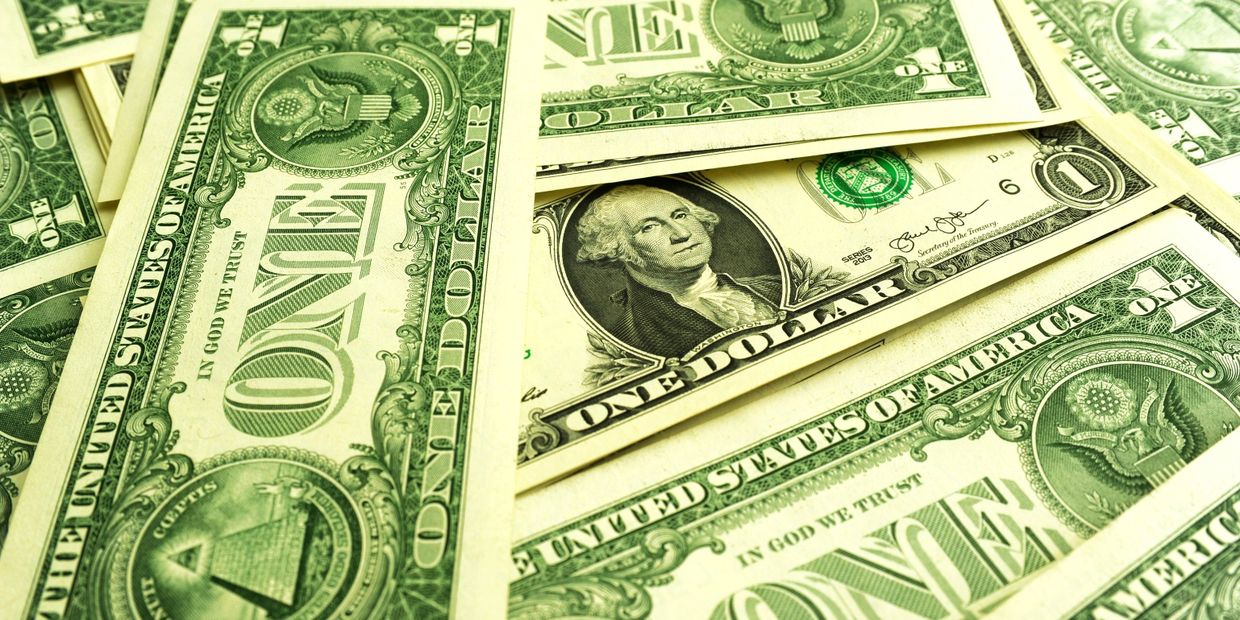 Банкноты номиналом 1 доллар США.